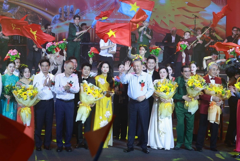 Tổng Bí thư Tô Lâm và các đồng chí lãnh đạo, nguyên lãnh đạo Đảng, Nhà nước dự chương trình nghệ thuật "Đảng trong Mùa xuân Đại thắng". (Ảnh: Thống Nhất/TTXVN)