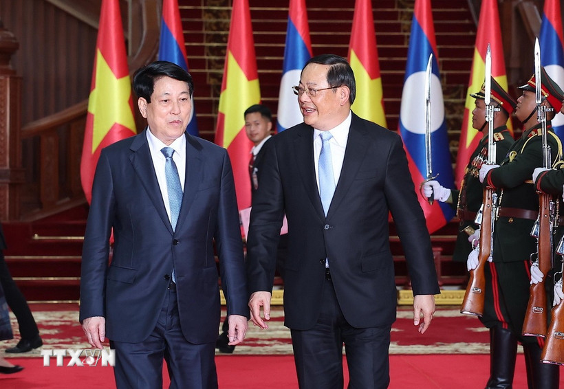 Chủ tịch nước Lương Cường hội kiến Thủ tướng Chính phủ Lào Sonexay Siphandone. (Ảnh: Lâm Khánh/TTXVN)