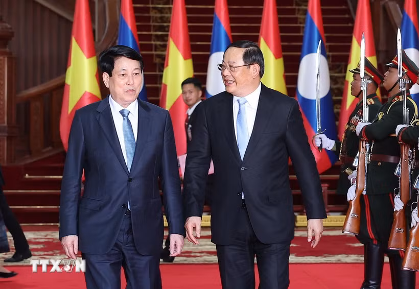 Chủ tịch nước Lương Cường hội kiến Thủ tướng Chính phủ Lào Sonexay Siphandone. (Ảnh: Lâm Khánh/TTXVN)