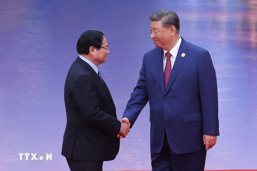 Tổng Bí thư, Chủ tịch nước Trung Quốc Tập Cận Bình đón Thủ tướng Phạm Minh Chính đến dự chiêu đãi SCO 2025. (Ảnh: Dương Giang/TTXVN)