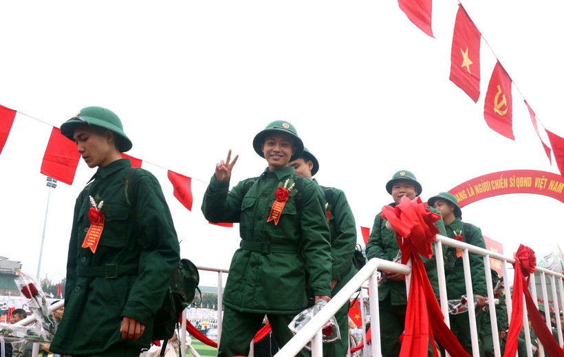 Thanh niên thành phố Hưng Yên vui vẻ lên đường nhập ngũ. (Ảnh: Đinh Văn Nhiều/TTXVN)