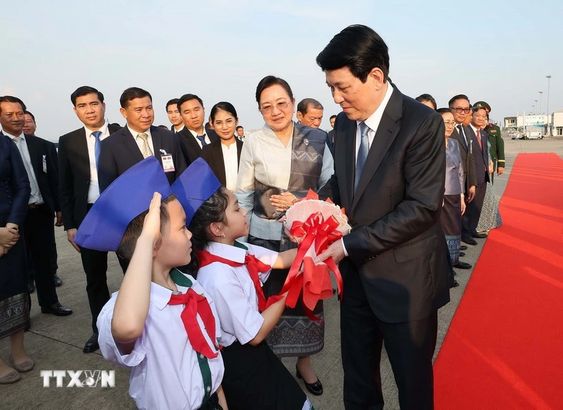 Chủ tịch nước Lương Cường tại sân bay quốc tế Wattay, thủ đô Vientiane, Lào. (Ảnh: Lâm Khánh/TTXVN)