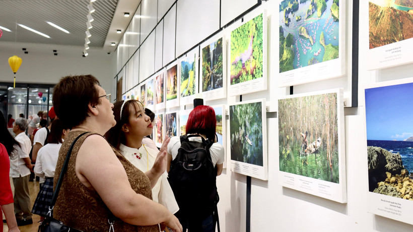 Triển lãm ảnh "Việt Nam - Vẻ đẹp bất tận". (Ảnh: TTXVN phát_