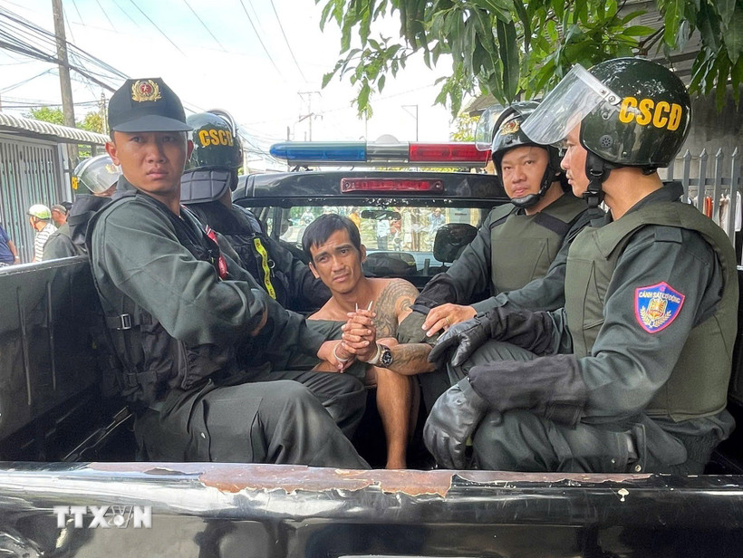 Lực lượng Cảnh sát cơ động khống chế và bắt giữ đối tượng Trương Văn Bắc. (Ảnh: TTXVN phát)