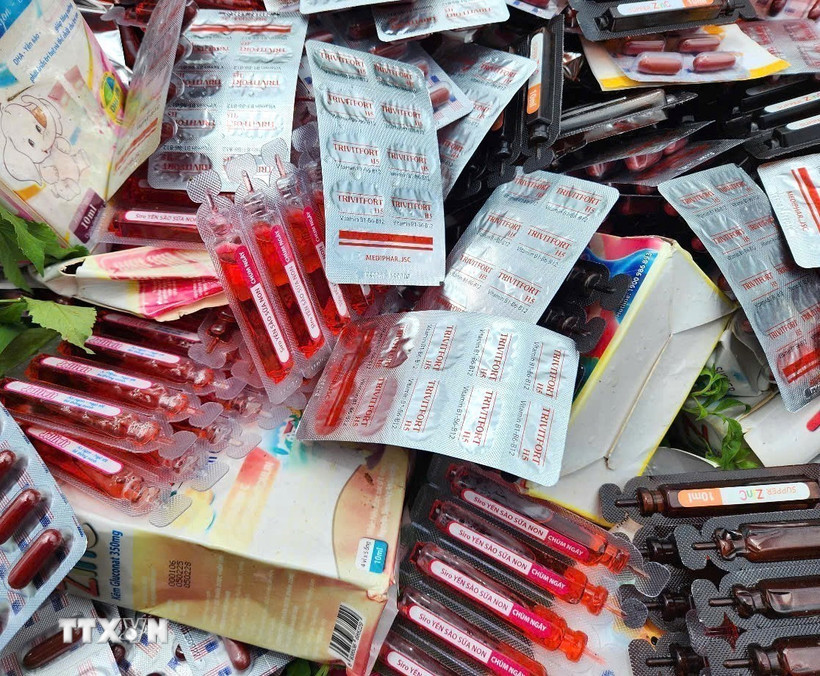 Hàng nghìn sản phẩm thực phẩm chức năng bị đổ bỏ ra đường ở Thành phố Hồ Chí Minh. (Ảnh: Hương Giang/TTXVN)