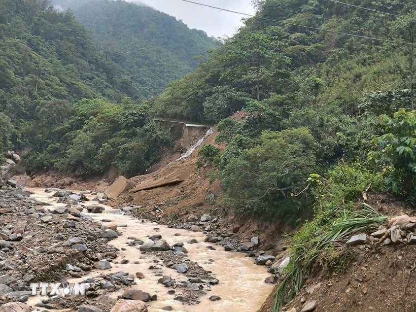 Đoạn đường sạt lở khoảng 150m đã chia cắt hoàn toàn giao thông qua khu vực. (Ảnh: TTXVN phát)