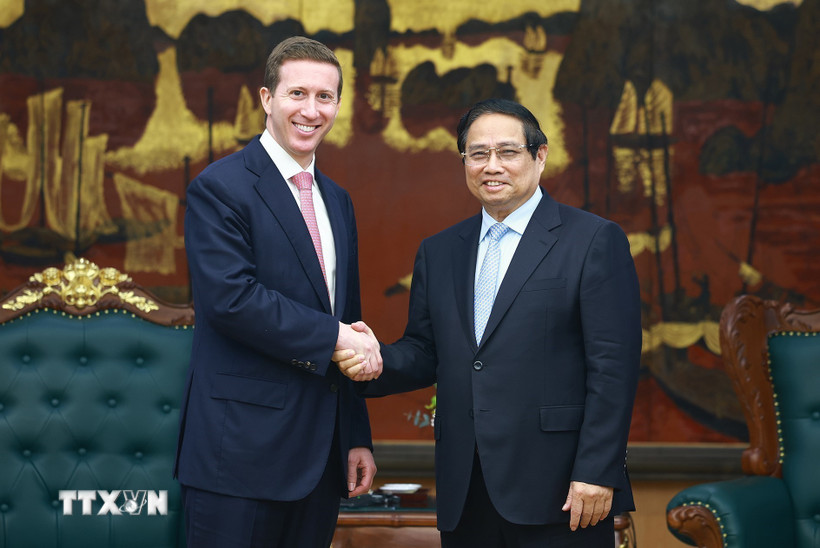Thủ tướng Phạm Minh Chính tiếp ông Jeffrey David Perlman, Tổng giám đốc điều hành Quỹ đầu tư Warburg Pincus (Hoa Kỳ). (Ảnh: Dương Giang/TTXVN)