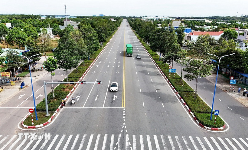 Đường Vành đai 4 Thành phố Hồ Chí Minh có quy mô và tiêu chuẩn kỹ thuật đường cao tốc loại A, vận tốc thiết kế 100 km/giờ, mặt cắt ngang 6 - 8 làn xe cao tốc, có đường song hành hai bên và các hành lang để bố trí cây xanh. (Ảnh: Hồng Đạt/TTXVN)