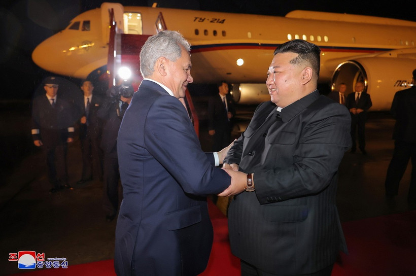 Thư ký Hội đồng An ninh Liên bang Nga Sergei Shoigu (trái) hội kiến Nhà lãnh đạo Triều Tiên Kim Jong-un tại Bình Nhưỡng, ngày 13/9/2024. (Ảnh: KCNA/TTXVN)