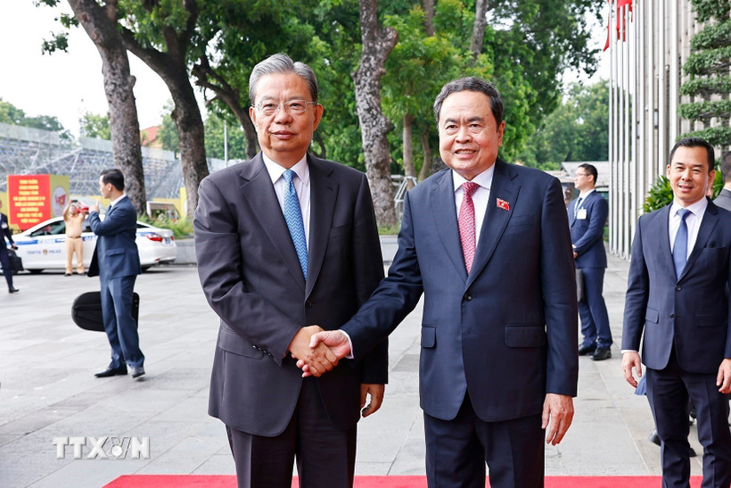 Chủ tịch Quốc hội Trần Thanh Mẫn đón Ủy viên trưởng Nhân đại toàn quốc Trung Quốc Triệu Lạc Tế. (Ảnh: Doãn Tấn/TTXVN)