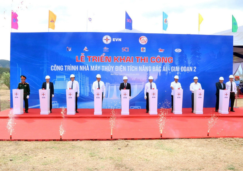 Các đại biểu thực hiện nghi thức phát lệnh thi công dự án Nhà máy Thủy điện tích năng Bác Ái. (Ảnh: Công Thử/TTXVN)