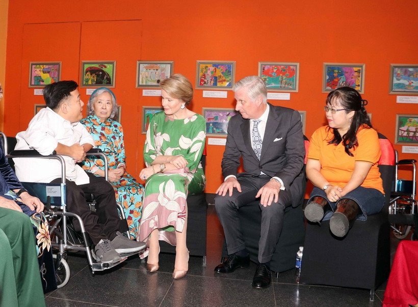 Nhà vua Bỉ Philippe và Hoàng hậu Mathild gặp gỡ các thiếu niên là nạn nhân chất độc da cam/dioxin. (Ảnh: Xuân Khu/TTXVN)