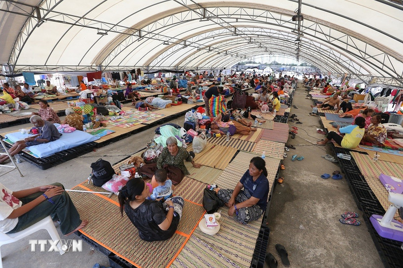 Người dân sơ tán tránh xung đột biên giới tại Buriram, Thái Lan ngày 28/7/2025. (Ảnh: THX/TTXVN)