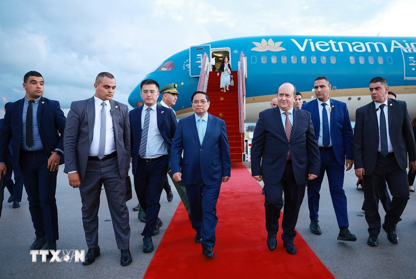 Thủ tướng Cộng hòa Algeria Dân chủ Nhân dân Sifi Ghrieb đón Thủ tướng Phạm Minh Chính tại sân bay quốc tế Houari Boumediene. (Ảnh: Dương Giang/TTXVN)