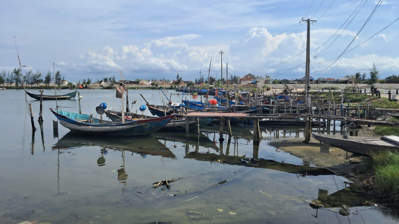 Hàng loạt tàu thuyền của ngư dân phường Thuận An, Huế đã vào bờ neo đậu. (Ảnh: TTXVN phát)