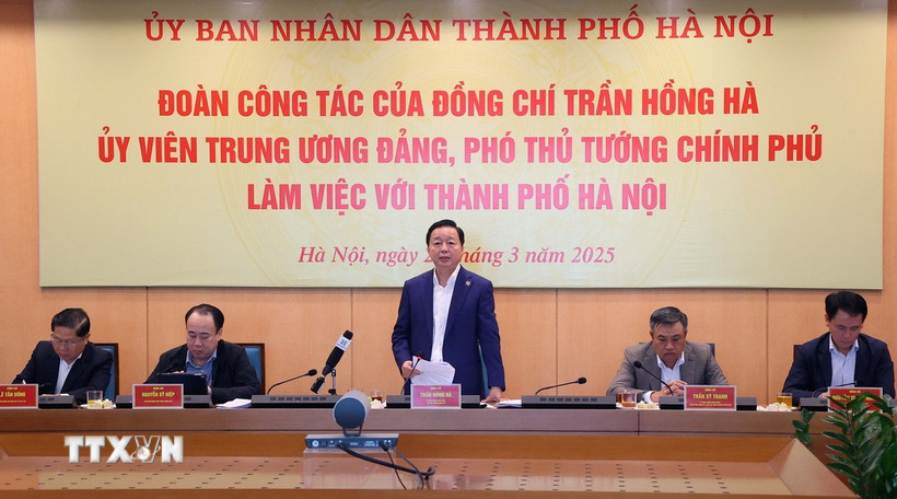 Phó Thủ tướng Trần Hồng Hà làm việc với UBND thành phố Hà Nội. (Ảnh: Văn Điệp/TTXVN)