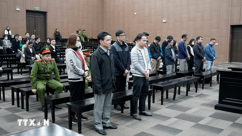 Các bị cáo tại phiên tòa ngày 27/12/2024. (Ảnh: Kim Anh/TTXVN)
