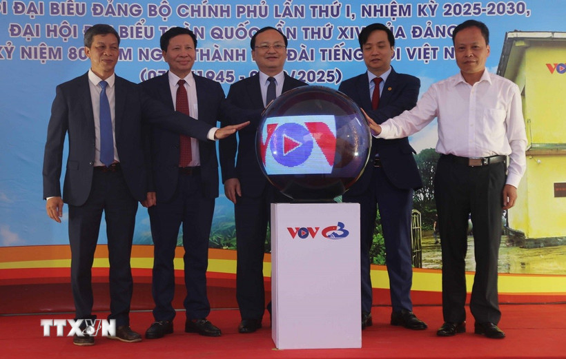Lãnh đạo Đài Tiếng nói Việt Nam và lãnh đạo tỉnh Cao Bằng phát lệnh phát sóng FM Phia Oắc Cao Bằng. (Ảnh: TTXVN phát)