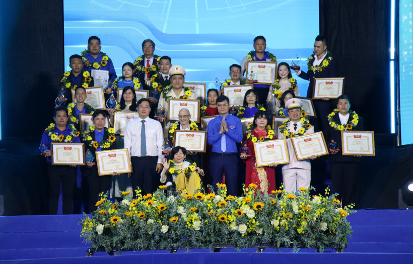 Các cá nhân, tập thể nhận Giải thưởng “Tình nguyện quốc gia”. (Ảnh: Thu Hương/TTXVN)