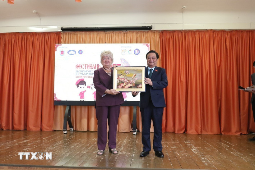 Phó Chủ tịch Quốc hội Lê Minh Hoan trao quà cho Trường THPT 488, thành phố St-Peterburg, LB Nga. (Ảnh: Quang Vinh/TTXVN)