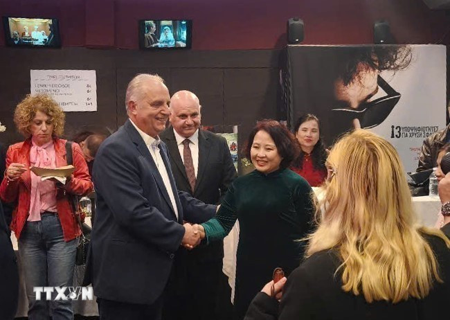 Đại sứ Phạm Thị Thu Hương và các quan chức Hy Lạp tại lễ khai mạc tuần phim. (Ảnh: ĐSQ cung cấp/TTXVN phát)