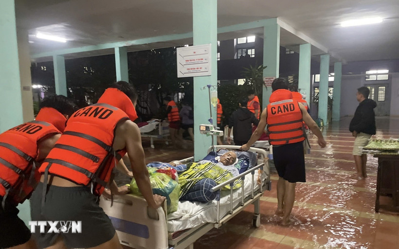 Bệnh viện Trung ương Huế kịp thời sơ tán bệnh nhân đến nơi an toàn