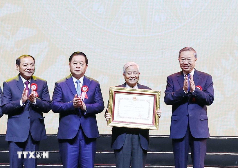 Tổng Bí thư Tô Lâm trao tặng Huân chương Hồ Chí Minh cho đội ngũ người làm báo. (Ảnh: Thống Nhất/TTXVN)
