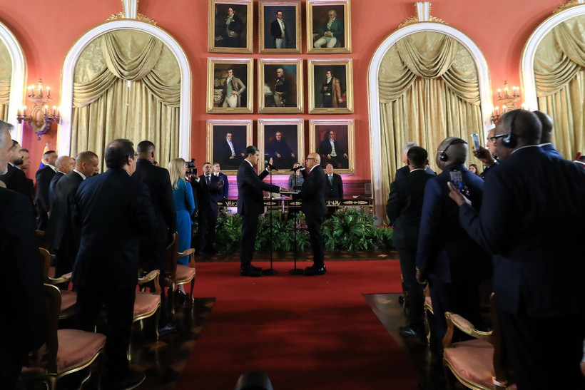 Tổng thống Venezuela Nicolas Maduro (giữa, trái) tuyên thệ nhậm chức nhiệm kỳ 6 năm lần thứ ba tại Caracas ngày 10/1/2025. (Ảnh: THX/TTXVN)