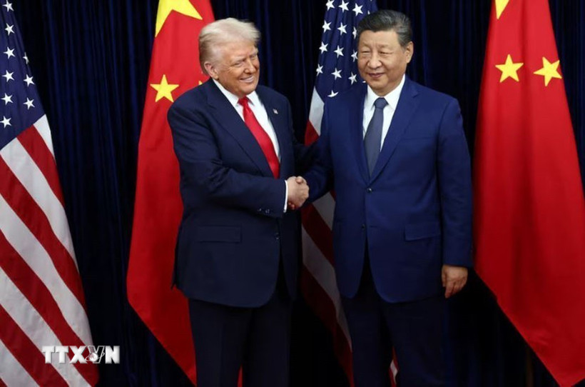 Tổng thống Mỹ Donald Trump (trái) trong cuộc gặp Chủ tịch Trung Quốc Tập Cận Bình tại Busan, Hàn Quốc ngày 30/10/2025. (Ảnh: REUTERS/TTXVN)