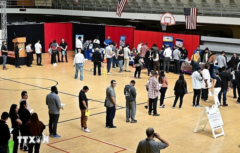 Người lao động tìm việc tại hội chợ việc làm ở Los Angeles, Mỹ. (Ảnh: Getty Images/TTXVN)