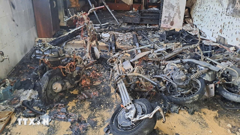 Hiện trường vụ cháy nhà của gia đình ông Nguyễn Ngọc Luân (trú tại đường Trần Phú, tổ dân phố 3, phường B’Lao, thành phố Bảo Lộc, Lâm Đồng) xảy ra rạng sáng 15/6. (Ảnh: TTXVN phát)