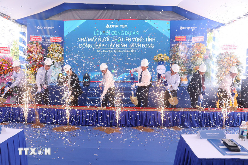 Các đại biểu thực hiện nghi thức khởi công dự án. (Ảnh: Công Trí/TTXVN)