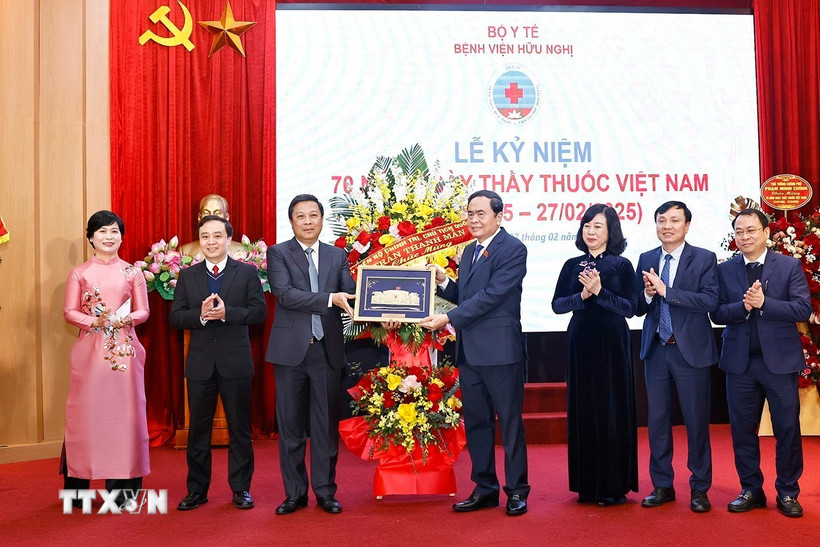 Chủ tịch Quốc hội Trần Thanh Mẫn tham quan phòng truyền thống của Bệnh viện Hữu Nghị. (Ảnh: Doãn Tấn/TTXVN)