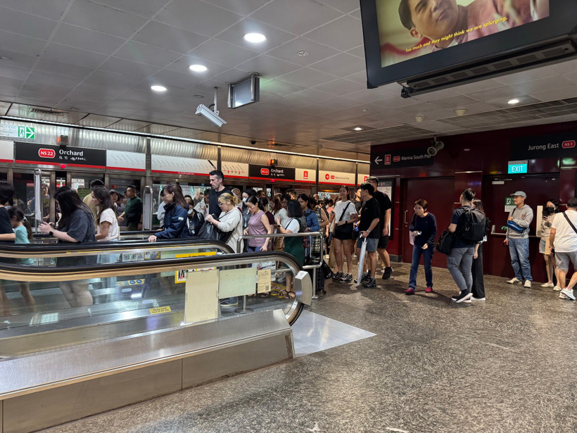 Người dân Singapore di chuyển tại ga tàu điện ngầm. (Ảnh: Đỗ Vân/TTXVN)