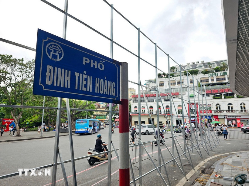 Rào chắn đã được dựng để đảm bảo an toàn trong quá trình thi công. (Ảnh: Quốc Lũy/TTXVN)