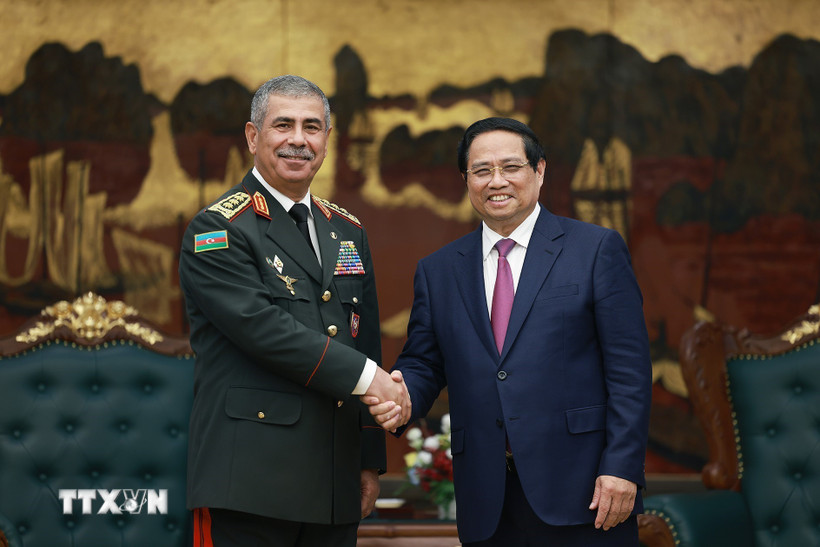 Thủ tướng Phạm Minh Chính tiếp Thượng tướng Zakir Hasanov, Bộ trưởng Bộ Quốc phòng Azerbaijan. (Ảnh: Dương Giang/TTXVN)