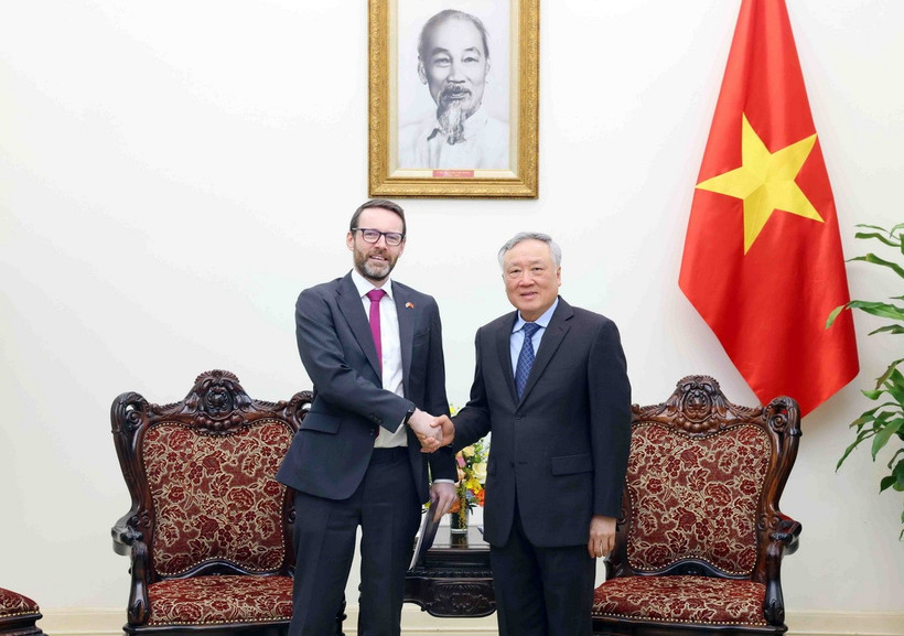 Phó Thủ tướng Thường trực Nguyễn Hòa Bình tiếp Đại sứ Liên hiệp Vương quốc Anh và Bắc Ireland tại Việt Nam Iain Frew. (Ảnh: Phạm Kiên/TTXVN)