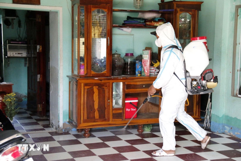 Phường Hàm Thắng huy động tổng lực tổng vệ sinh, phun hóa chất diệt khuẩn với quyết tâm không để xảy ra dịch bệnh sau lũ. (Ảnh: Hồng Hiếu/TTXVN)