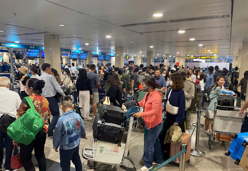 Hành khách tại sân bay Tân Sơn Nhất (Thành phố Hồ Chí Minh). (Ảnh: Tiến Lực/TTXVN)