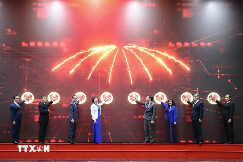 Bộ trưởng Phạm Thị Thanh Trà và 7 Thứ trưởng thực hiện nghi thức ra mắt Bộ Nội vụ. (Ảnh: TTXVN phát)