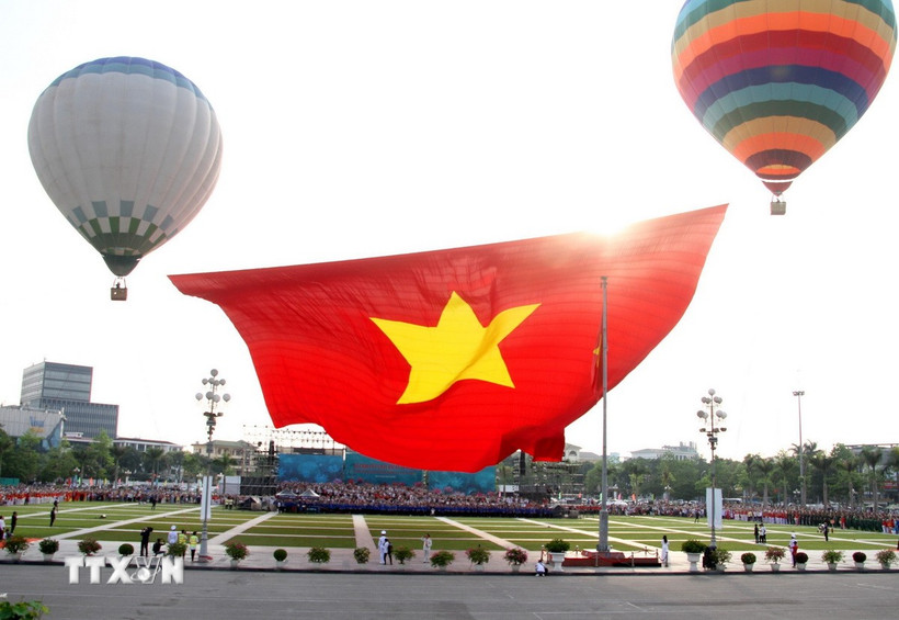 Đại kỳ Tổ quốc có kích thước 2.025m2 bay trên Quảng trường Hồ Chí Minh, thành phố Vinh, Nghệ An. (Ảnh: Văn Tý/TTXVN)
