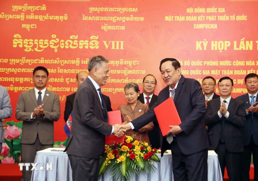 Thượng tướng Võ Minh Lương (phải), Thứ trưởng Bộ Quốc phòng Việt Nam và Phó Chủ tịch kiêm Tổng Thư ký Hội đồng Quốc gia Mặt trận Đoàn kết phát triển Tổ quốc Campuchia Nhem Valy (trái) ký và trao Biên bản Kỳ họp. (Ảnh: Xuân Khu/TTXVN)