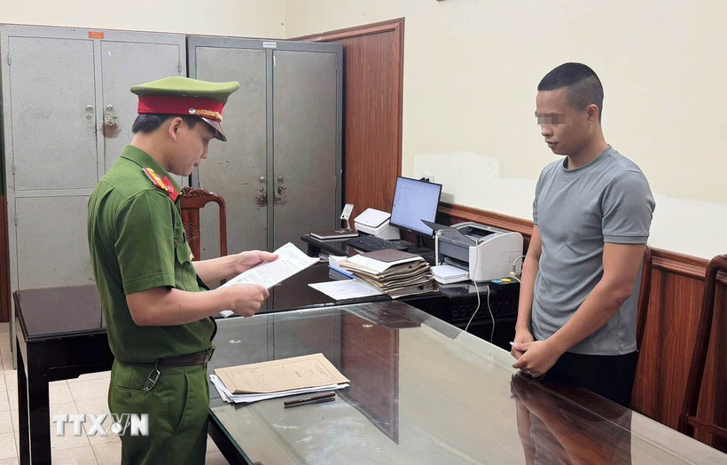 Cơ quan Cảnh sát điều tra công bố lệnh bắt tạm giam đối tượng Lê Văn Hải. (Ảnh: TTXVN phát)