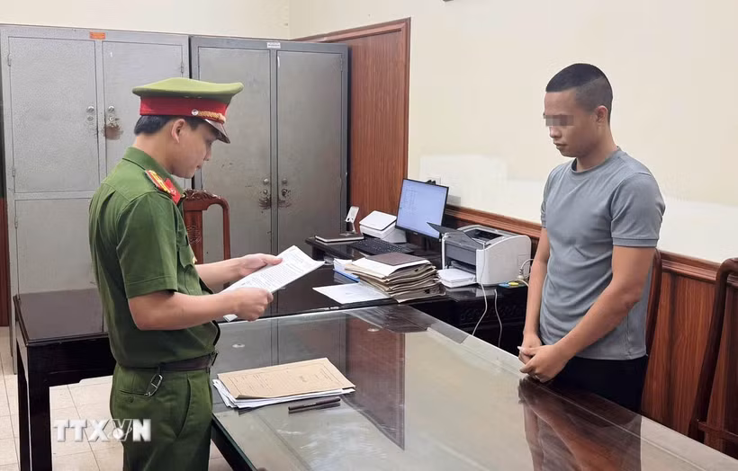Cơ quan Cảnh sát điều tra công bố lệnh bắt tạm giam đối tượng Lê Văn Hải. (Ảnh: TTXVN phát)