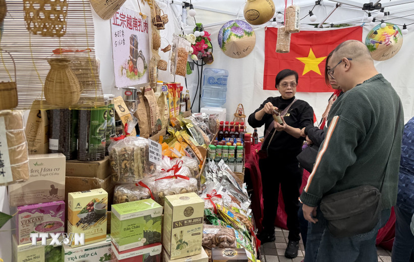 Khách tham quan và tìm hiểu các sản phẩm tại gian hàng của Cơ quan Thương vụ Việt Nam tại Hong Kong. (Ảnh: Mạc Luyện/TTXVN)