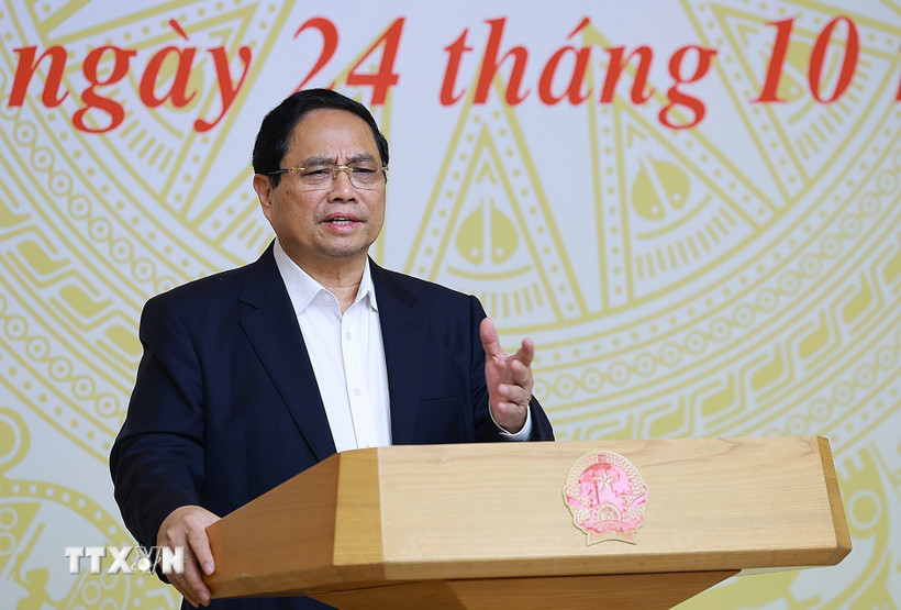 Thủ tướng Phạm Minh Chính làm việc về các giải pháp “phát triển đột phá nhà ở xã hội”. (Ảnh: Dương Giang/TTXVN)