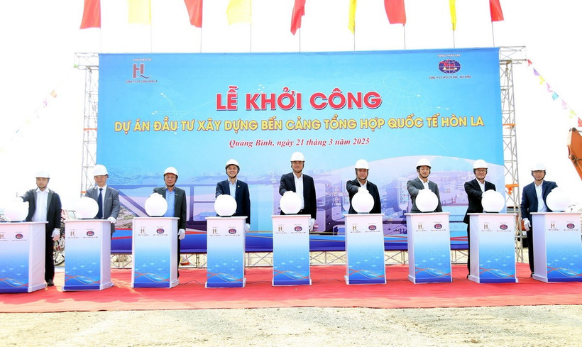 Các đại biểu thực hiện nghi thức khởi công Bến cảng tổng hợp quốc tế Hòn La. (Ảnh: Tá Chuyên/TTXVN)