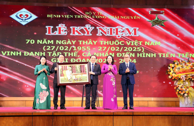 Phó Chủ tịch nước Võ Thị Ánh Xuân trao tặng bức ảnh Chủ tịch Hồ Chí Minh cho Bệnh viện Trung ương Thái Nguyên. (Ảnh: Trần Trang/TTXVN)