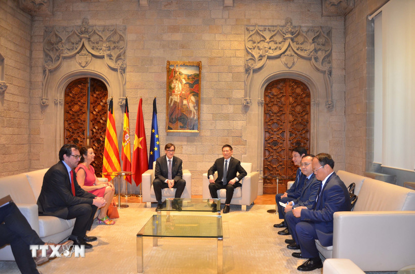 Phó Thủ tướng Chính phủ Hồ Đức Phớc gặp ông Salvador Illa, Chủ tịch vùng Catalonia, Tây Ban Nha. (Ảnh: Ngọc Hiệp/TTXVN)