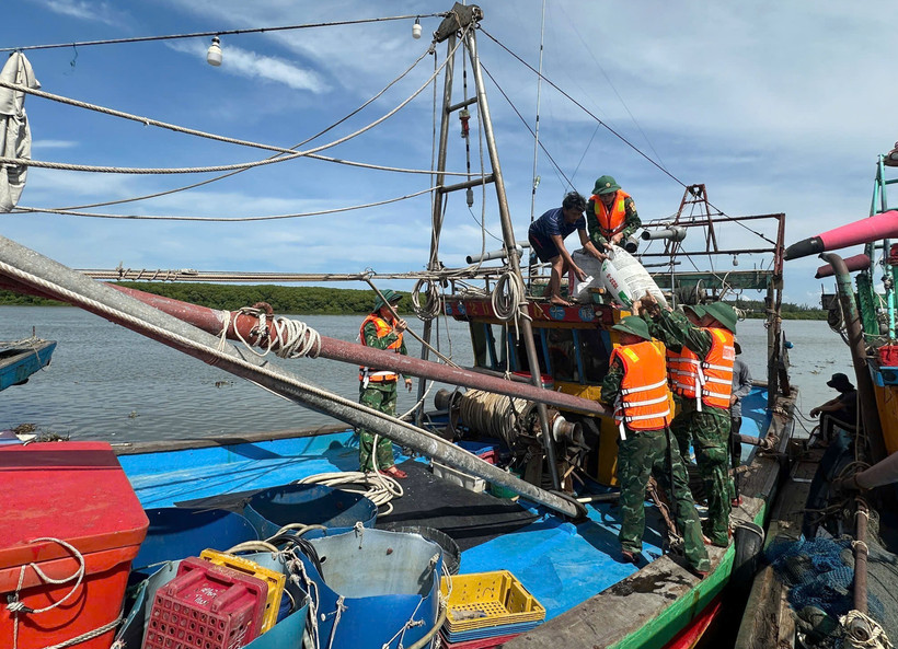 Bộ đội Biên phòng Nghệ An hỗ trợ ngư dân neo đậu tàu thuyền tại nơi tránh trú an toàn. (Ảnh: TTXVN phát)